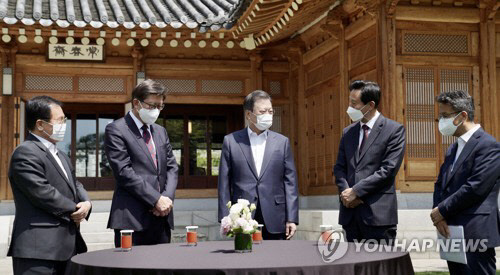 서울시장, 부산시장과 환담하는 문 대통령 [연합뉴스]